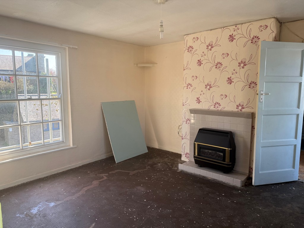 Lot: 189 - FIRST FLOOR TWO-BEDROOM FLAT FOR UPDATING - Living room
